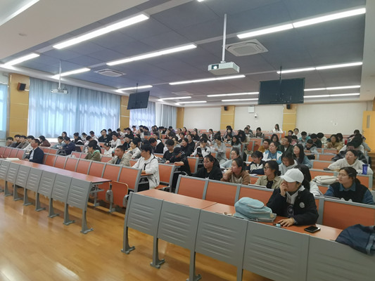 员工听报告4B3_副本.jpg