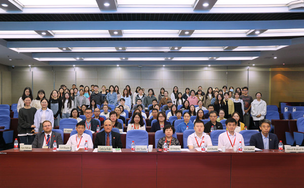 7b660fc555db40f98c33f93162a2bfb3.jpg 论坛合影_副本.jpg