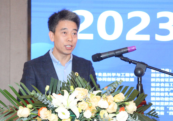 食品公司党委书记赵武军主持大会开幕式_副本.jpg