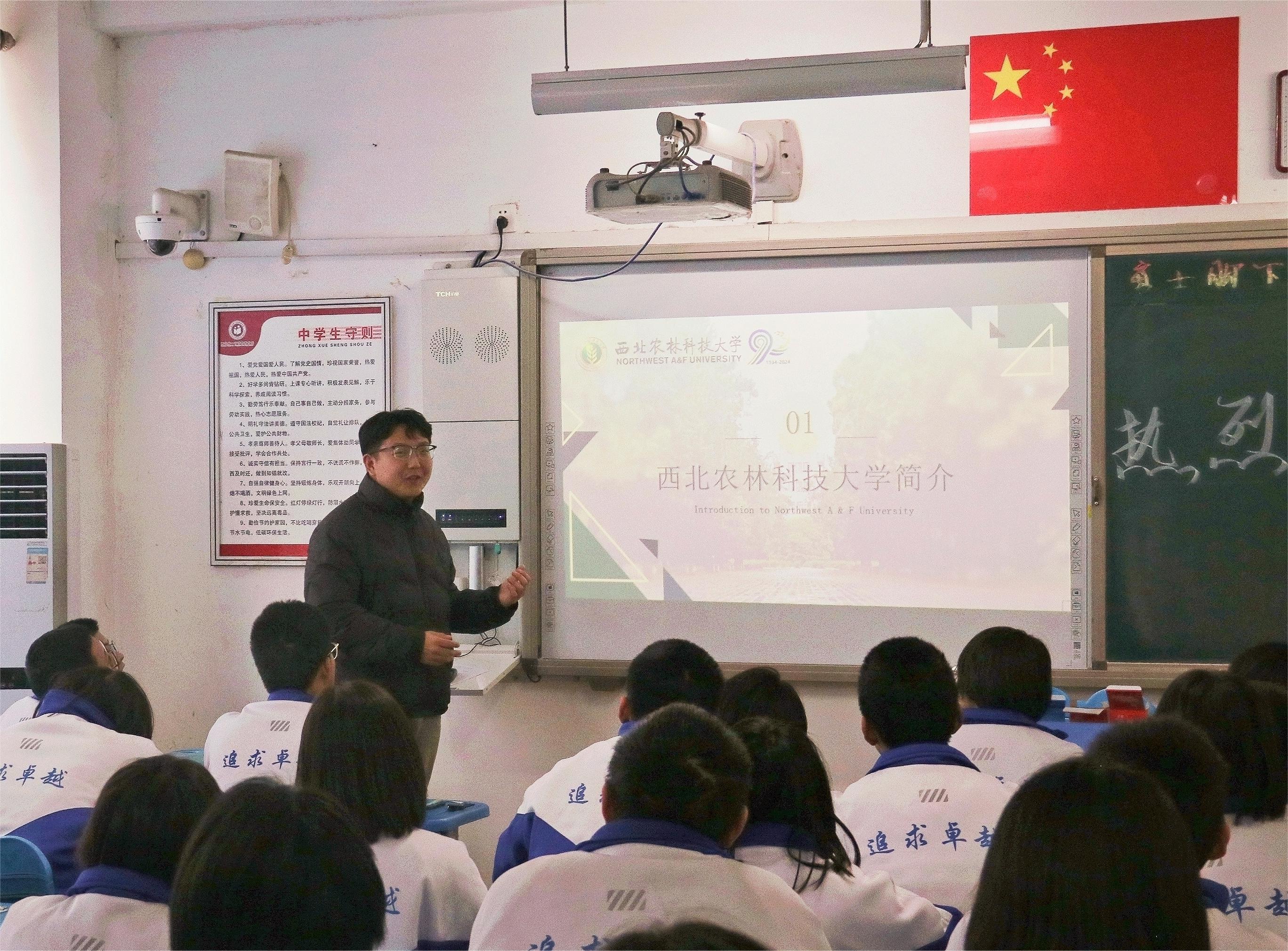 图为队长王轶石介绍WilliamHill中文官方网站.jpg