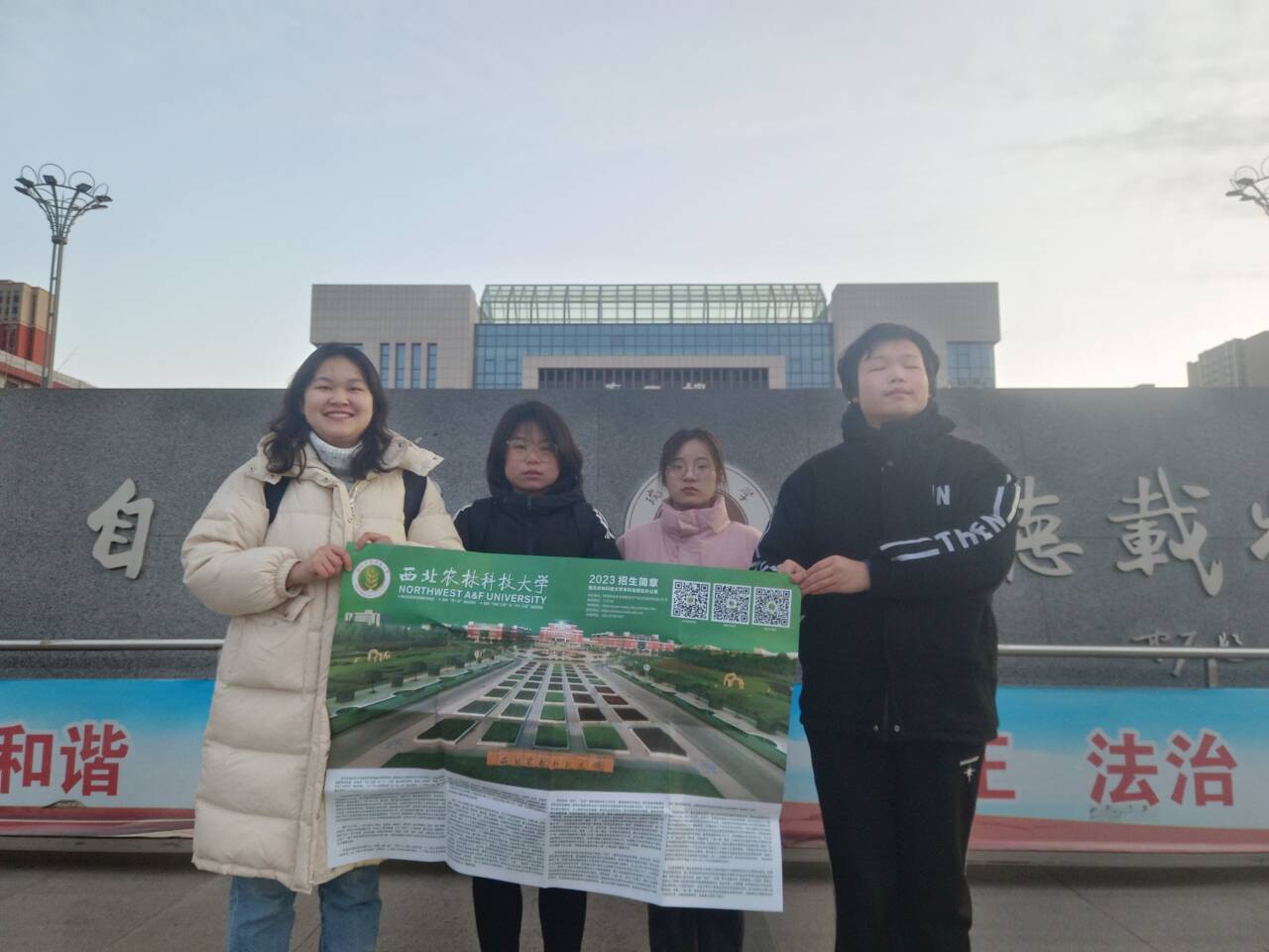 1. 队伍在校门口合影.jpg
