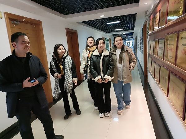 副经理于修烛带领员工参观及介绍学院文化.jpg