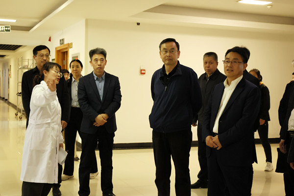 张小平一行参观学院教学实验室_副本.jpg