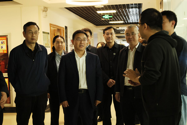 张小平一行参观学院科研实验室_副本.jpg