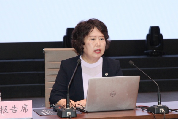 杨月欣理事长做专题报告_副本.jpg