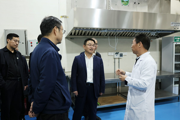 张小平一行参观学院中试试验中心_副本.jpg