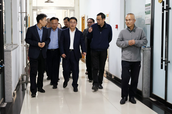 张小平一行参观测试中心_副本.jpg