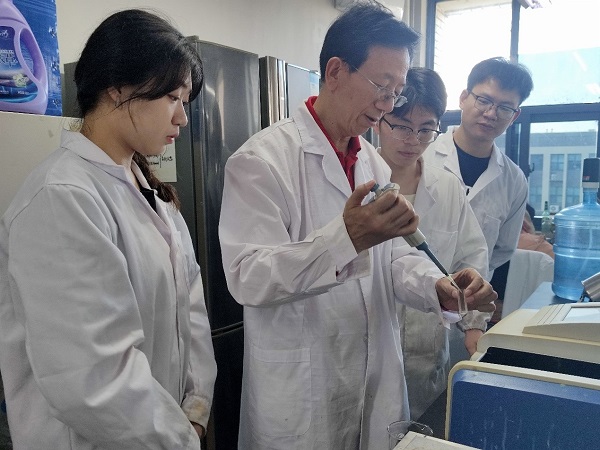 李志成老师指导员工实验.jpg