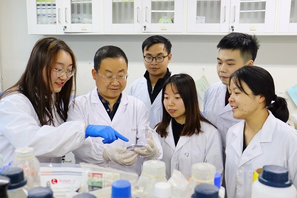杨保伟老师指导员工实验.jpg