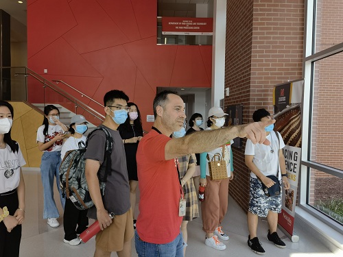 13f5df33c71c4ffca613d06b6c553d17.jpg 内布拉斯加林肯大学老师chris带领员工参观学校2.jpg