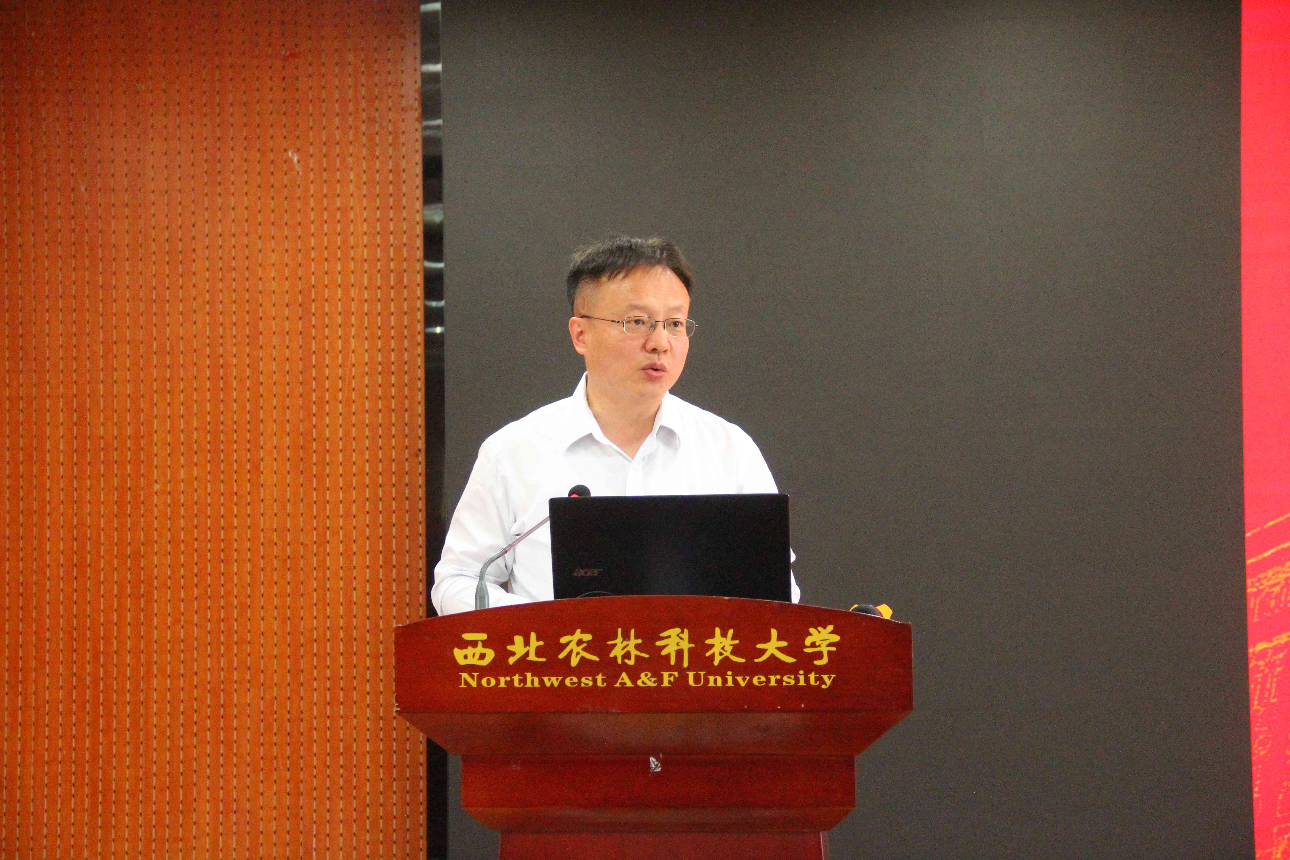 经理吕欣主持会议.jpg