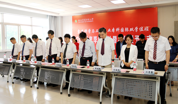 ef4cdd06550c41aab3b360a13d85662d.jpg 向抗疫战斗中罹难的烈士和同胞默哀_副本.jpg