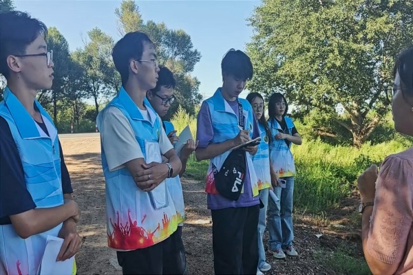 川宝公司负责人向实践团介绍产业发展实况.jpg