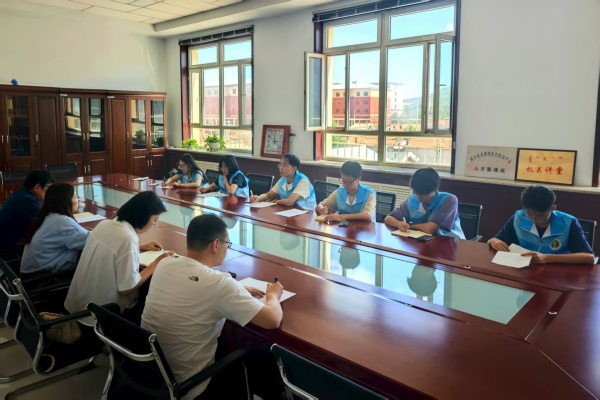 实践团成员与农科院专家及当地团委老师进行初步交流.jpg