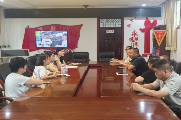 调研团与村支书等领导进行深入交流.jpg
