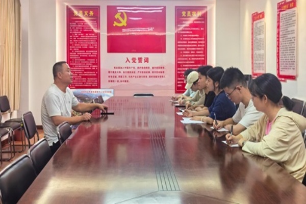 与当地书记交谈.jpg
