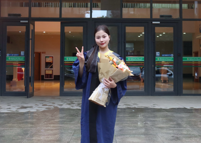杨雪微1.png