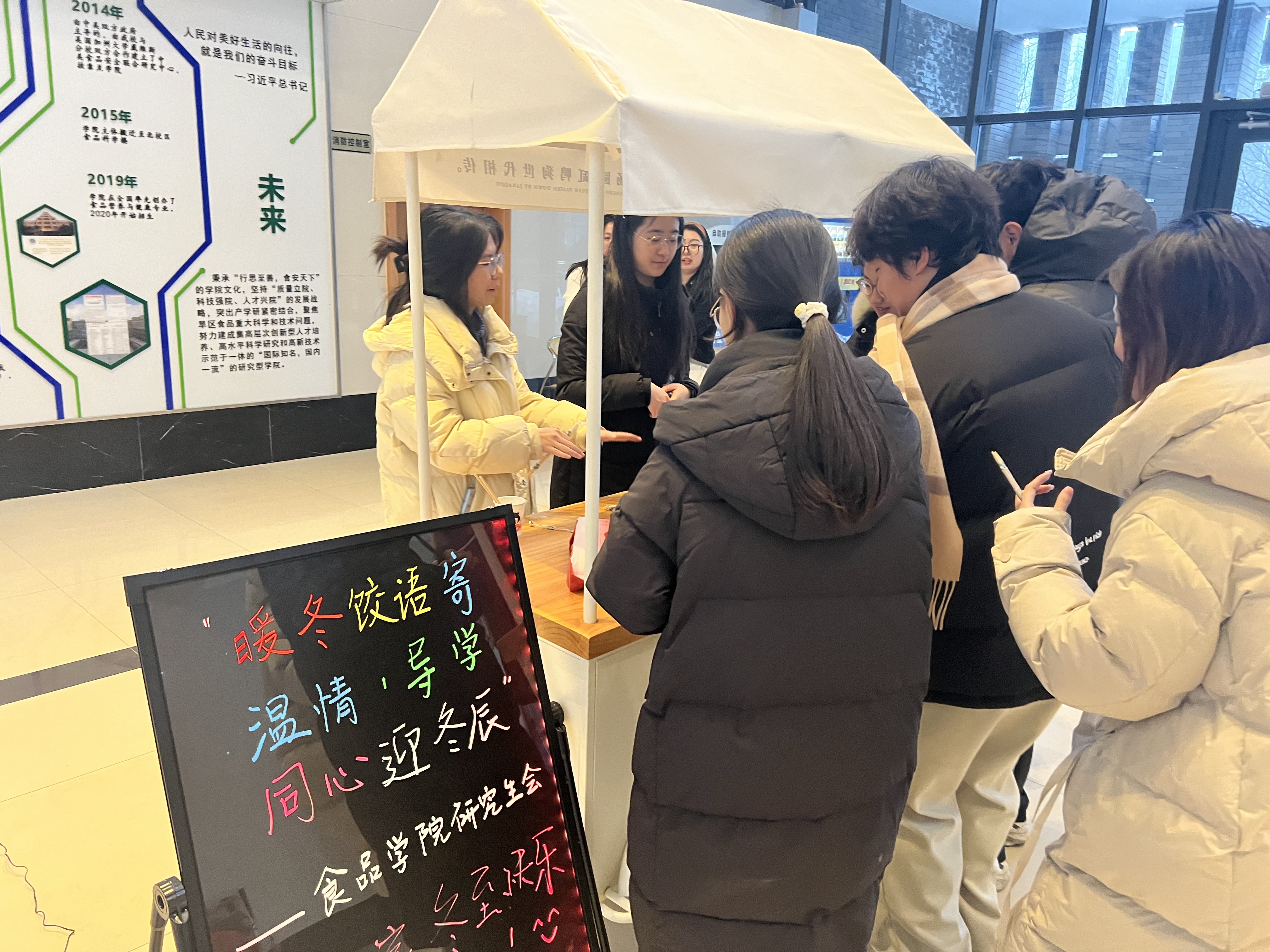 “暖心饺子铺”发放饺子.jpg