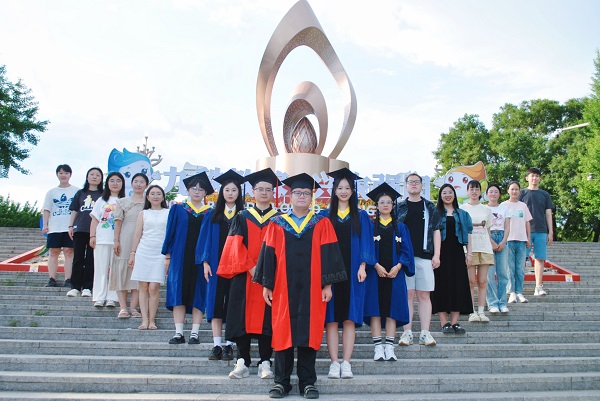 李文浩教授与员工合影.jpg