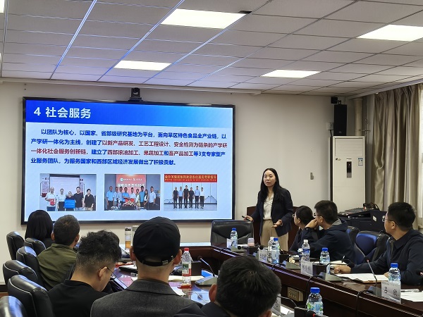 副经理李巨秀介绍学院基本情况.jpg
