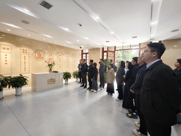 参观校史馆.jpg
