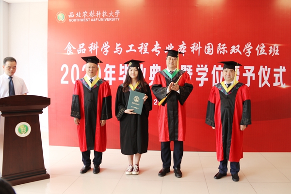 d0d883da7a75424b9c10f32672ed075b.jpg 为张柳新同学授予学位_副本.jpg