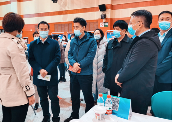 65a72abbd7b34a628b78529644e02e31.png 2-公司党委副书记闫祖书慰问企业代表.png