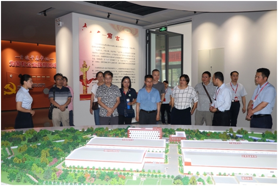 参观红枣文化展厅.jpg