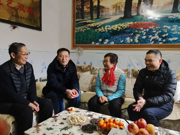 看望张琼瑶老师.jpg
