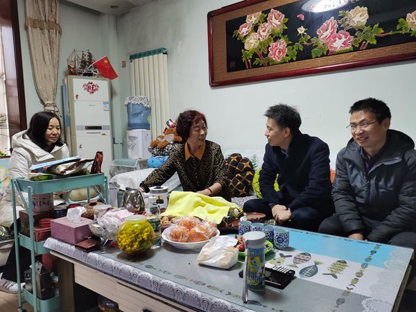 看望侯玉丽老师.jpg