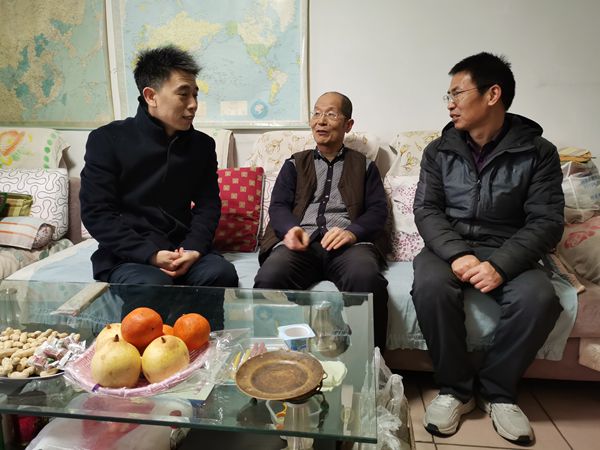 看望张春老师.jpg