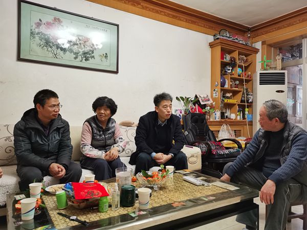 看望桑玉梅老师.jpg