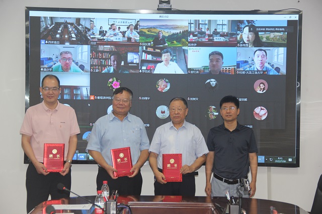 418491fe58ea42b491f9c05525d36b11.jpg 研究生院常务副经理陈帝伊为线下专家颁发聘书.JPG