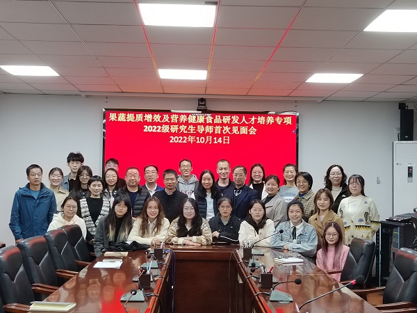 873ece04ce0646388f13209788b0b543.jpg 专项全体导师与员工合影.jpg