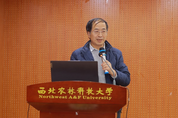 d1a70592c1684848a081876de99dc82c.jpg 徐怀德教授主持会议.JPG