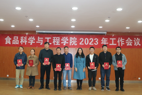 李巨秀同志为单项工作先进个人颁奖_副本.jpg