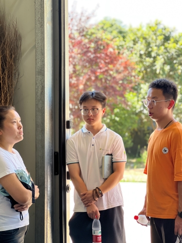 图7与金西生物工作人员交谈.jpg